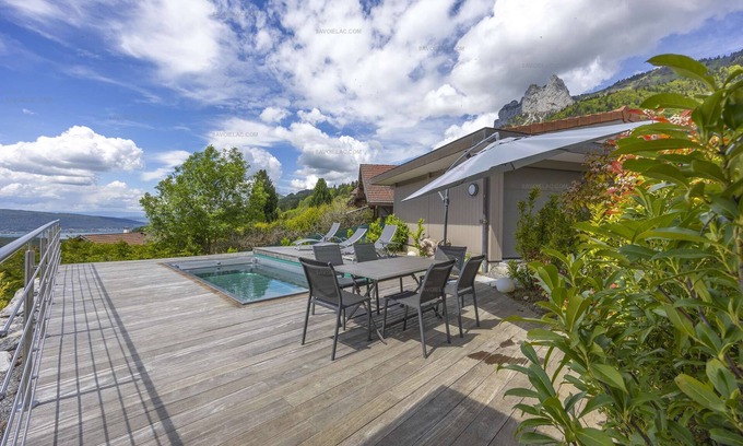 Rovagny Apartamento | Exquisite UBAC Apartment with Swimming Pool, Offering Breathtaking Views of the Lake and Mountains"