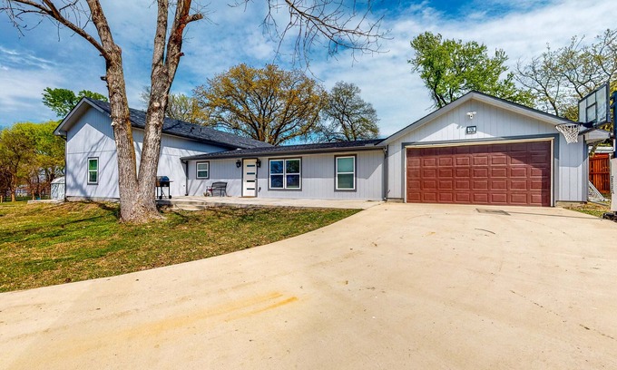 Quinlan Casa | Exquisite Waterfront - New Construction w/ Kitchen