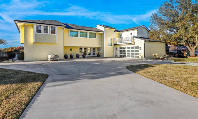 Lake Country Casa | Exquisite Waterfront Home on Eagle Mountain Lake