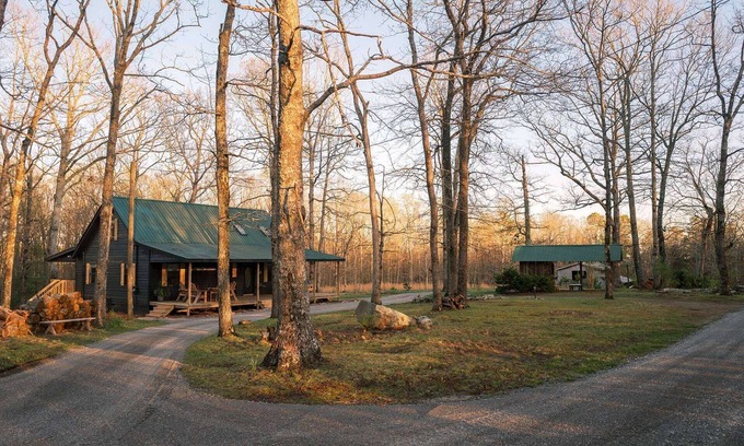 Menlo Cabina | NEW - Private Farmhouse - 12-acre Retreat - Hot Tub - Lookout MTN - McLemore - Cloudland Canyon