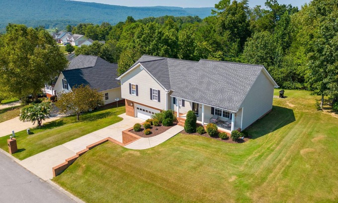 Flintstone Casa | Peaceful & Countryside Family Home-15 min Chattanooga - Screened in Porch with gas firepit