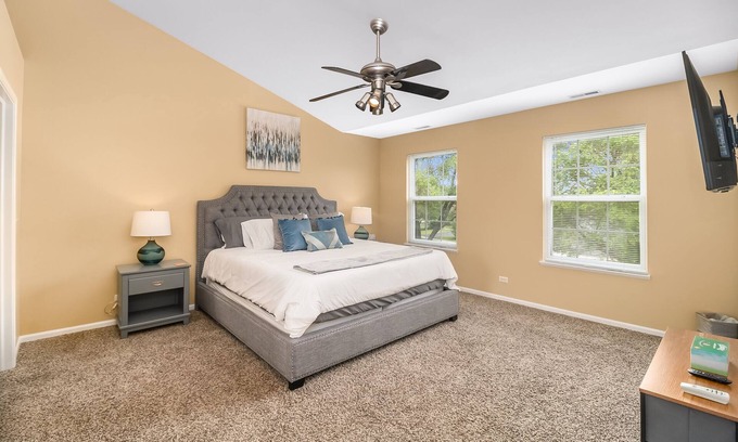 Fox Valley Casa | Extended Stay- Aurora FHS Rental - Shiloh