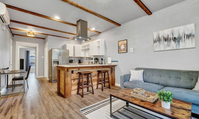 Hilltop Apartamento | Extended Stay Comfort | Fast Wi-Fi | Downtown!