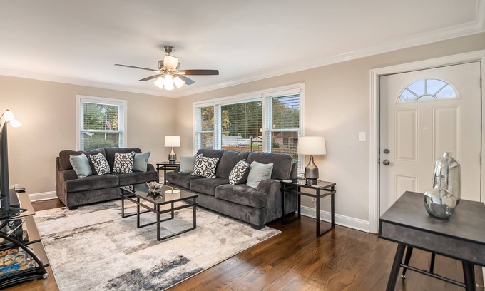 Elgin Casa | Extended Stay Elgin FHS Rental - Jay St