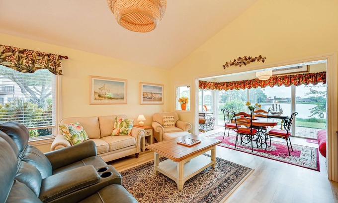 Fountain Lakes Casa | Extended Stay in Estero: Townhome w/Lake Views!