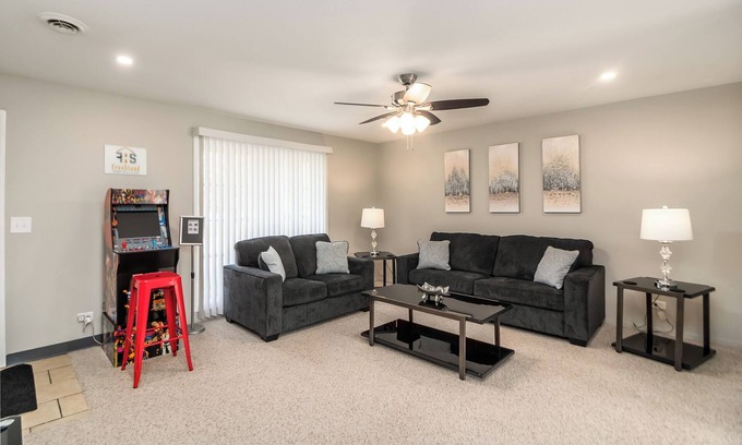 Orland Park Casa | Extended Stay Orland Park FHS Rental -Huntington Ct