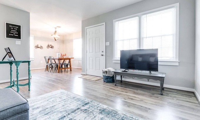 Richmond Casa | Extended Stay: The Sunny Cottage at Byrd Park!