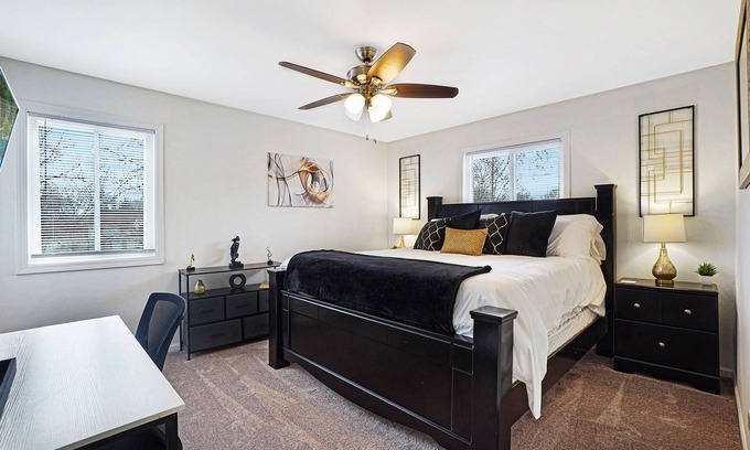 Fox Valley Casa | Extension Stay Naperville FHS Rental - Woodview Ct