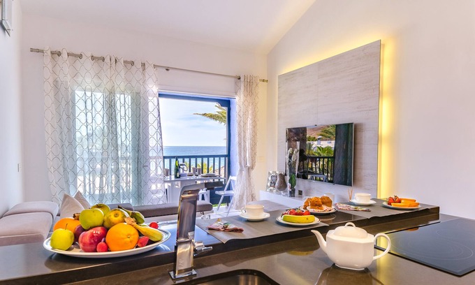 Playa del Aguila Apartamento | Apartamento de lujo frente a la playa con 2 dormitorios