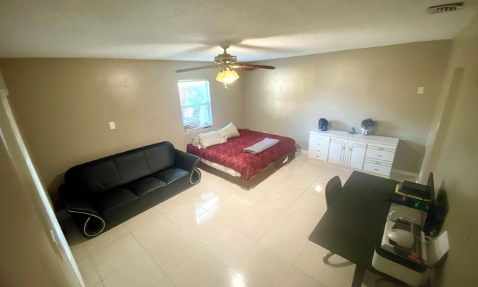 St. Petersburg - Clearwater Casa | Extra Large Master Bedroom in lovely St. Petersburg with AC, WiFi
