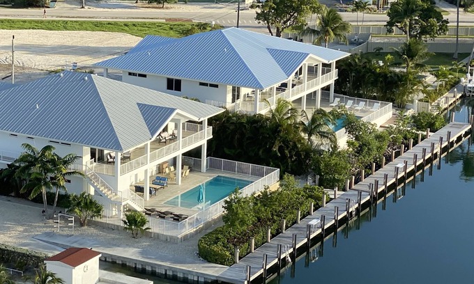Marathon Casa | Hermosa y nueva casa de lujo en el canal con muelle privado y rampa para botes