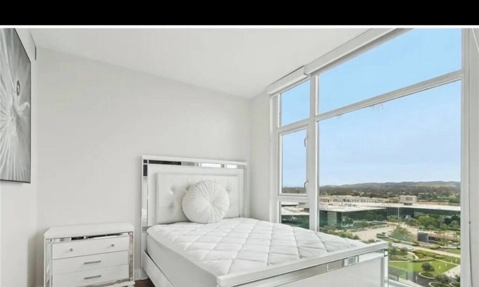 Irvine Business Complex Condominio | Extra luxurious high rise condo with panoramic views close to UCI and airport.