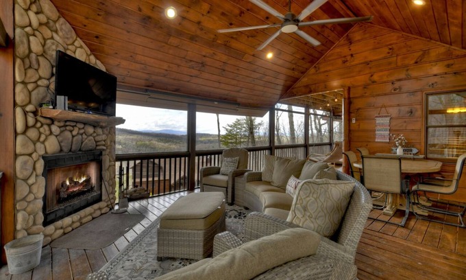 Ridges Over the Lake Cabina | EXTRAORDINARY cabin, hot tub, game room, fire pit, 6 decks, gated community