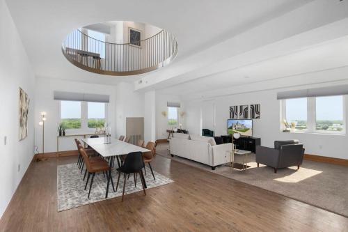 Grandville Apartamento | Extravagant 3 Level Penthouse at The Grand Castle