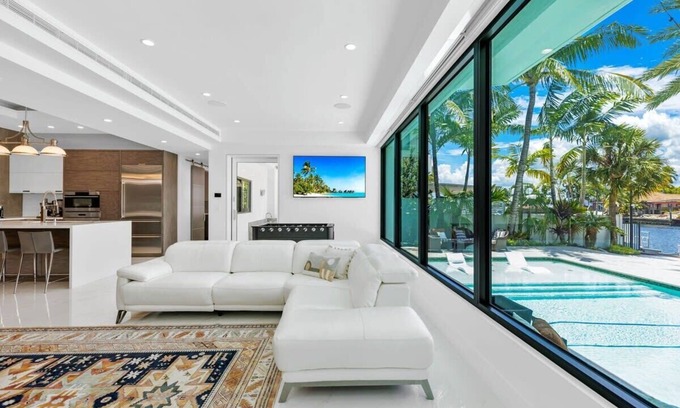 Keystone Point Villa | Extravagant 4 bedroom Villa with pool