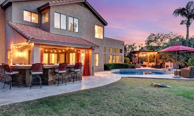 Paradise Park Vista Casa | Extravagant Backyard & Dazzling Interior Concepts