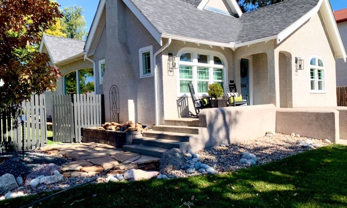 Central Colorado Springs Casa | Extremely Clean!🏡1928 Columbine Cottage-Hot tub,Fire pit,Hiking,Pikes Peak Views