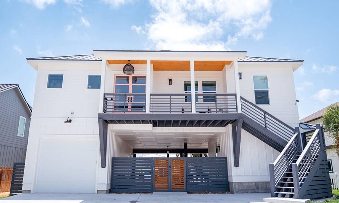 Key Allegro Casa | EZ Breezy Beach House with Private Pool