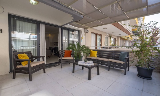 Marmaris City Center Condominio | Ezgi's Suite met Terras in Het Hart van Marmaris
