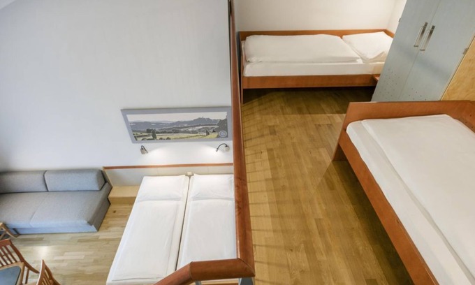 Gnas Casa | Fünfbettzimmer mit Balkon - Jufa Hotel Vulkanland Sport-resort