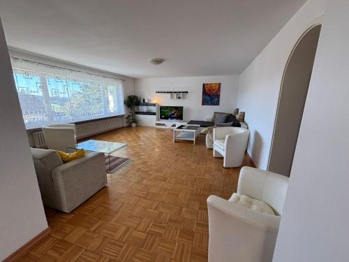 Bad Duerrheim Apartamento | Für Handwerker und Gruppen- große Ferienwohnung mit Balkon und Terrasse