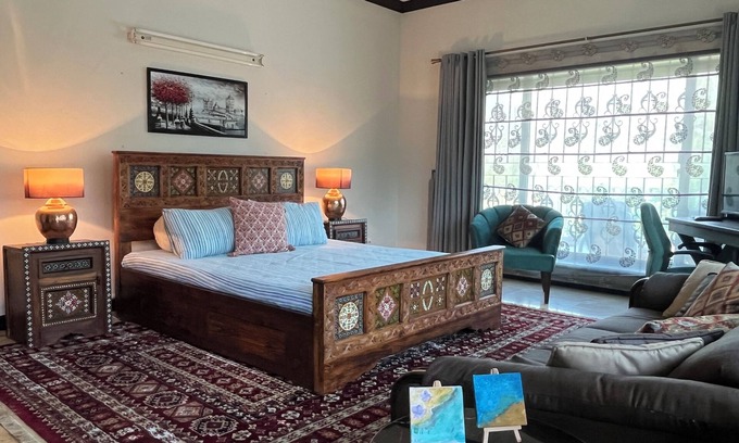 G-7 Sector Casa | F 6/1 - One King Bed Room