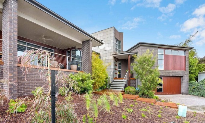 Golden Point Casa | F-DUN001 · Architectural marvel: Walk to Sovereign Hill & CBD