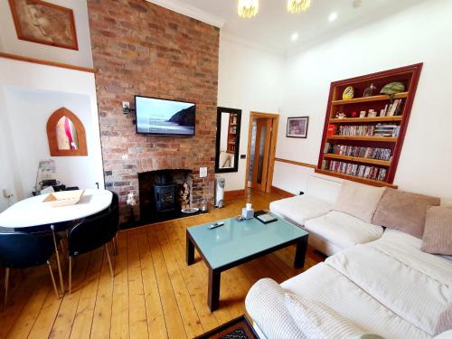 Barry Casa | F1 MAISON 108 - Holiday Home - Full Kitchen - Street FREE PARKING, NETFLIX - 68Mbps BT WIFI - DVD's - Welcome Tray - By Corner from Gavin n Stacey Film House