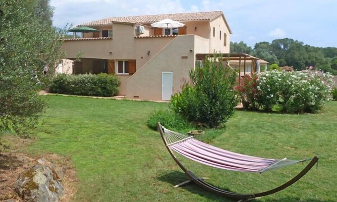 Arca Apartamento | F2 para 4 personas tranquilo con terraza y amplio jardín, Clim. Wifi.