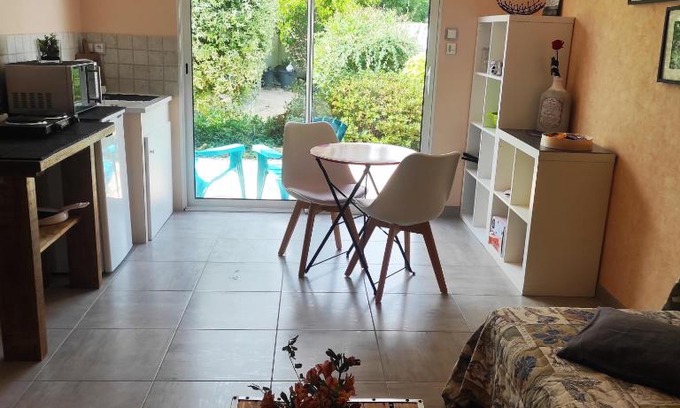 Saint-Gervais Casa | F2 privatif avec chambre et salle de bain privées et séparées chez l habitant nous aimons l appeler le Studio, mais il s agit d' un petit F2 avec chambre séparée ainsi que la salle de bain et les toilettes, il y a une petite terrasse privée