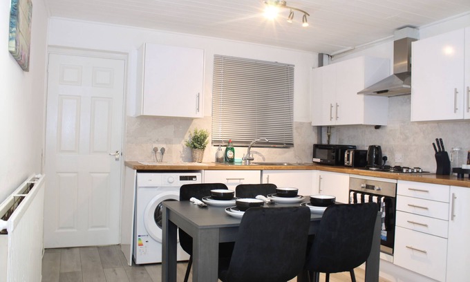 Derby Casa | F2S Serviced 2Bed House Wi-fi, Netflix, Parking, Train station nearby. Holiday!