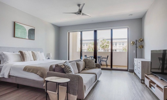 Mid-Wilshire Apartamento | Fab Mid-Wilshire Studio w/ Gym & Roof Lounge, nr Dining, by Blueground