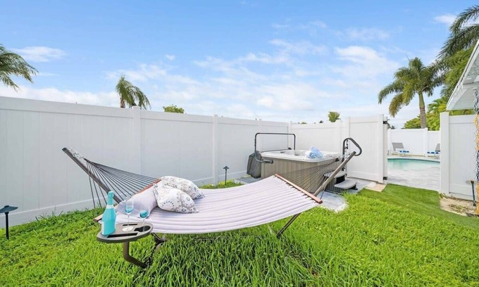 Coral Heights Apartamento | Fab Studio|Hot Tub|Gourmet Kitchen|2.6 mi to Beach