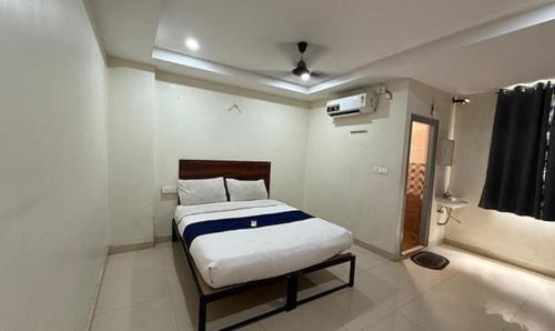 Kondapur Hotel | FabExpress Blue Diamond