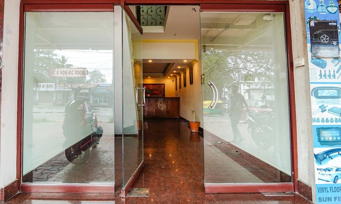University of Kerala Senate House Campus Hotel | Fabexpress Majestic Inn