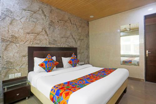 Kalkaji Hotel | FabHotel Gera's - Nehru Place Market