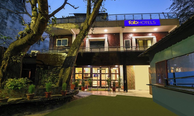 Delhi Hotel | FabHotel Under Bridge