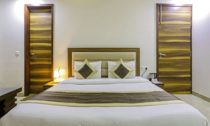 Dwarka Hotel | Fabhotel White House Bnb