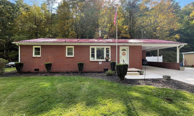 Mountain City Casa | Fabulous 2-bedroom house next to beautiful creek in Mtn City/Laurel Bloomery