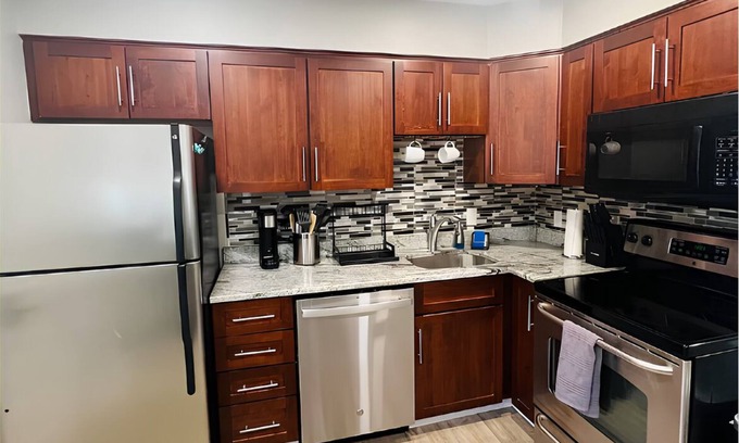 Lebanon Condominio | Fabulous 2-bedroom condo with back deck in charming Lebanon