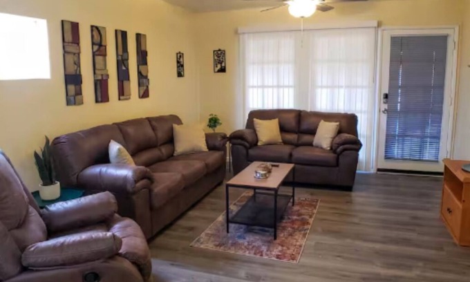 Keeling Condominio | Fabulous 2-bedroom Tucson condo with cook-ready kitchen & AC, 5 min. from UofA.