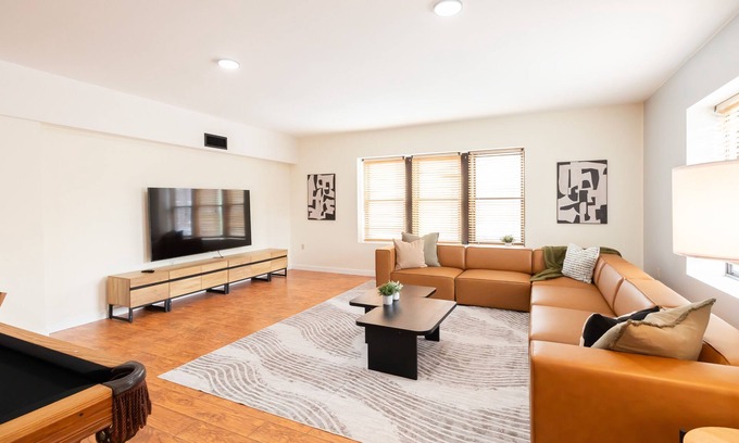 Tremont Apartamento | Fabulous 3 Bed/2 Bath in Tremont w/ Parking