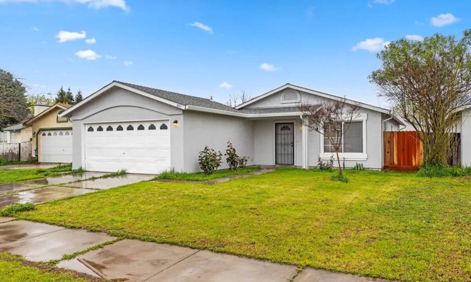 Merced Casa | Fabulous 3-bedroom house with AC in charming Merced Near the Airport