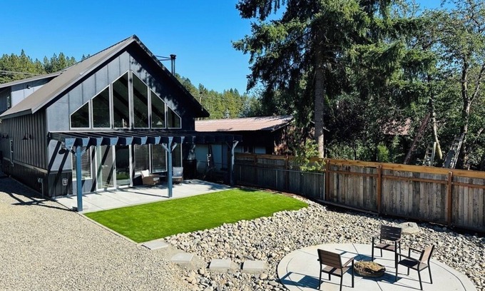 Roslyn Casa | Fabulous 3-bedroom house with AC in Roslyn
