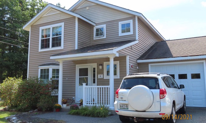 Brunswick Casa | Fabulous 3-bedroom townhome in wooded area and near many shops and services