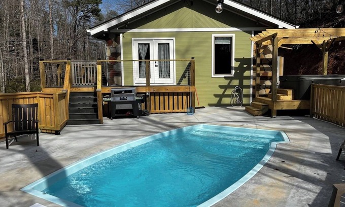 Gatlinburg - Pigeon Forge Cabaña | Fabulous 3Bed 3 bath Cottage Pool Hot tub Games
