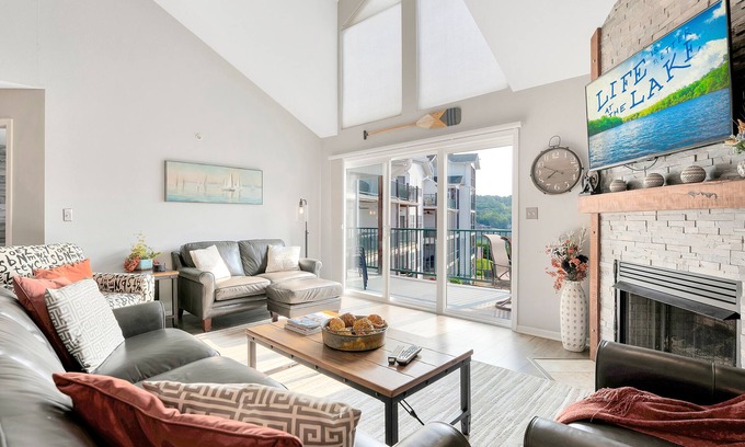 Camdenton Condominio | Fabulosa unidad de 4 dormitorios en el lago con deslizamiento de barco