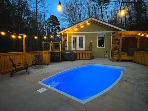 Gatlinburg - Pigeon Forge Casa | Fabulous 4Bed 3 bath Cottage Pool Hot tub Games