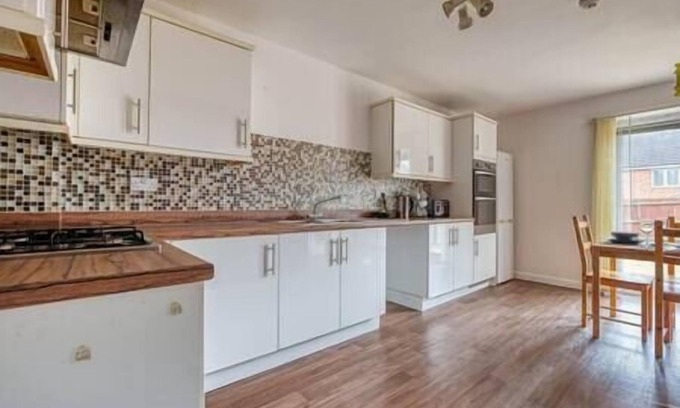 Coventry Casa | Fabulous 5 Bed House - Free WIFI