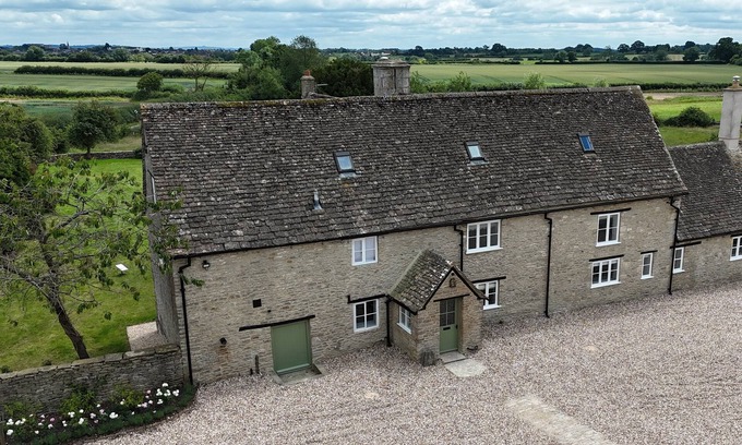 Brokenborough Otro | Fabulous 5* Cotswold Gem with Hot Tub. Dog friendly.